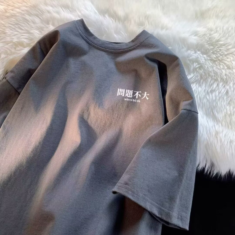 Camiseta versátil con texto 